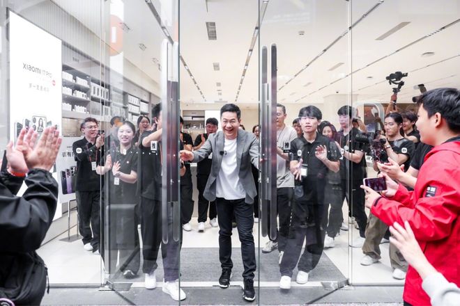 小米17开售5分钟破国产机销售纪录；Meta 研发机器人项目